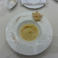 とうもろこしのスープ。醤油のパウダーがかかっている。