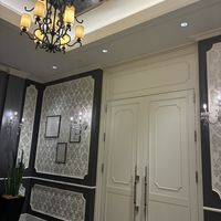 ニューヨークスタイルの会場前。シャンデリアがカッコいい。