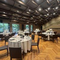 茶色を基調とした会場