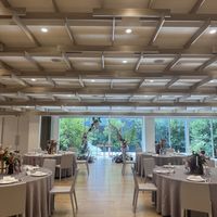 白を基調とした広い披露宴会場