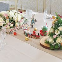 クリスマスをイメージした装花と小物です。(小物は持ち込み)