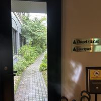 ホテルから式場前に移動する道