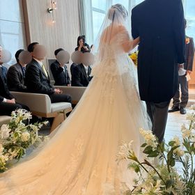 お父さんと一歩一歩を歩む新婦