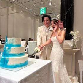 ケーキ入刀。こちらは無料特典ケーキ。