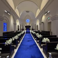ロイヤルブルーが綺麗で、神聖な雰囲気。