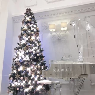 会場に合ったクリスマスツリーとグランドピアノ✨