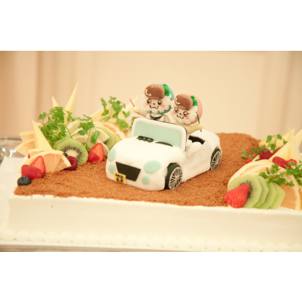 2人の初の作業はウェディングケーキの2人を乗せた車を飾ること 結婚式 二次会のgood演出bad演出 余興