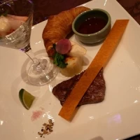 フェアでサービスされた料理盛り合わせ