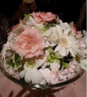 テーブルやさしい色合いで綺麗だったお花