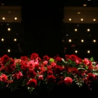 披露宴会場のメインテーブルのお花