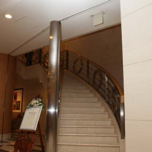 ホテルロビーから2Fの会場までの階段。ここも飾ることが可能。|98041さんのホテルマイステイズ松山の写真(6566)