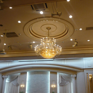 披露宴会場の天井の装飾|98041さんのウェディングヒル マリエール大洲の写真(76183)